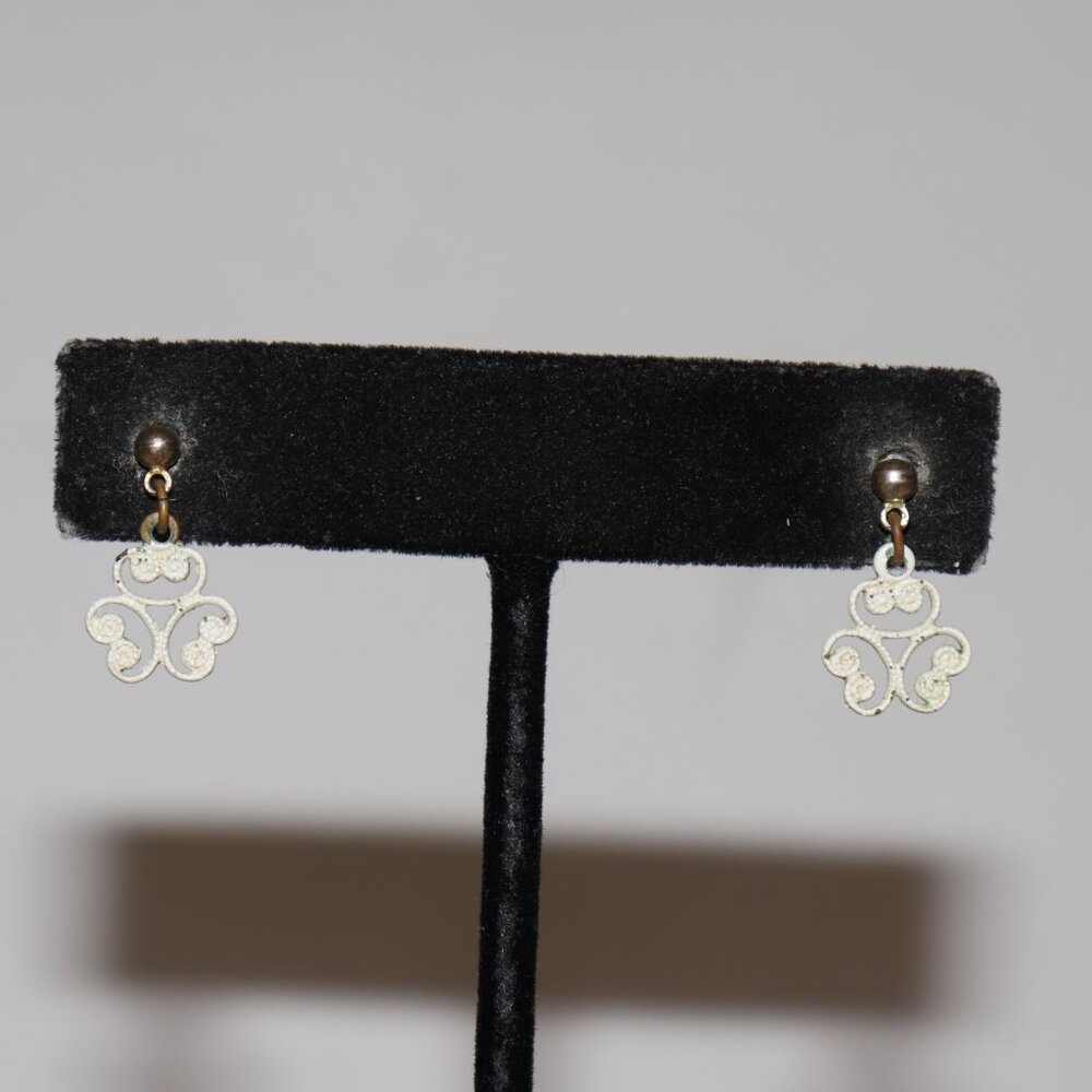 💛🤍 Vintage Gold & White Ornate Dangle Earrings · Post · 5/8" Long ·